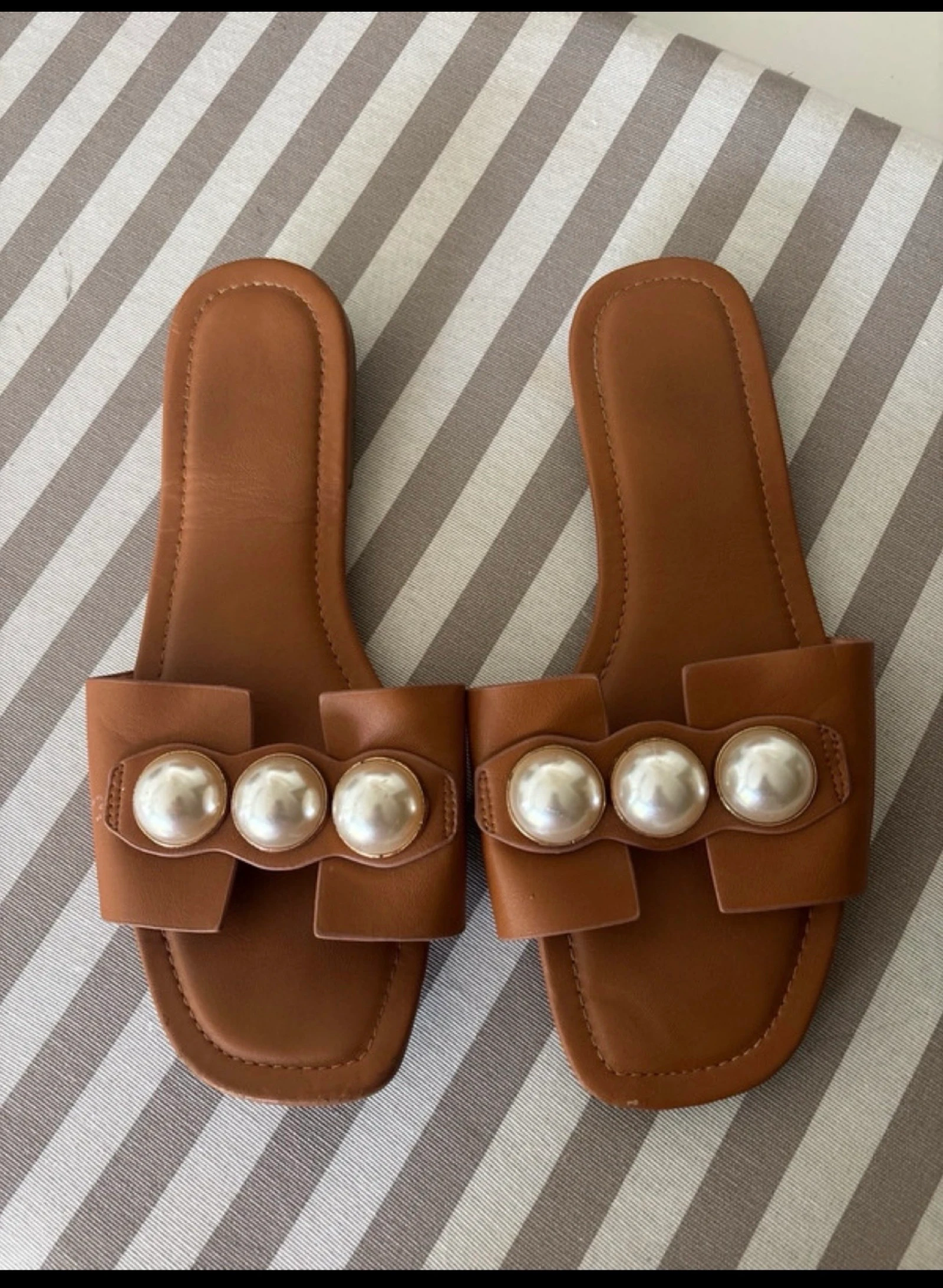 ✨ Chinelas camel com pérolas ✨39